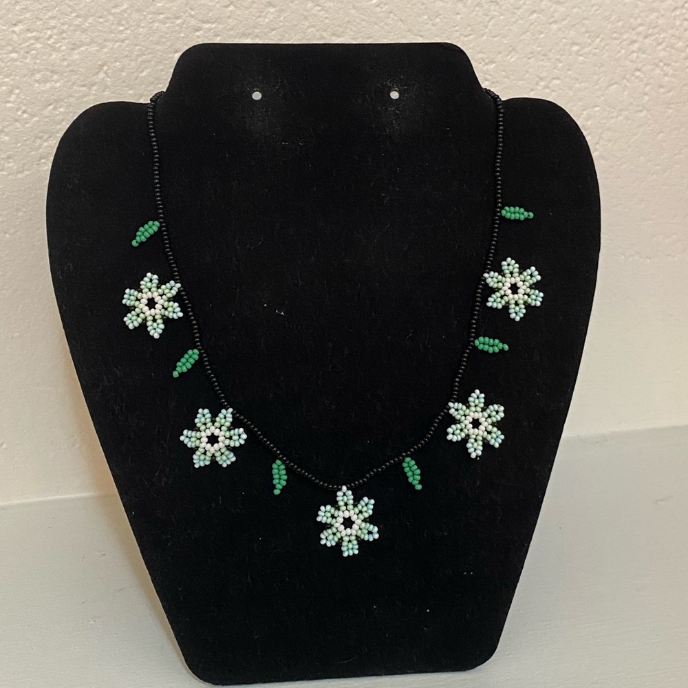 ⭐️HP⭐️Huichol Beaded Flower Necklace - Picture 1 of 2